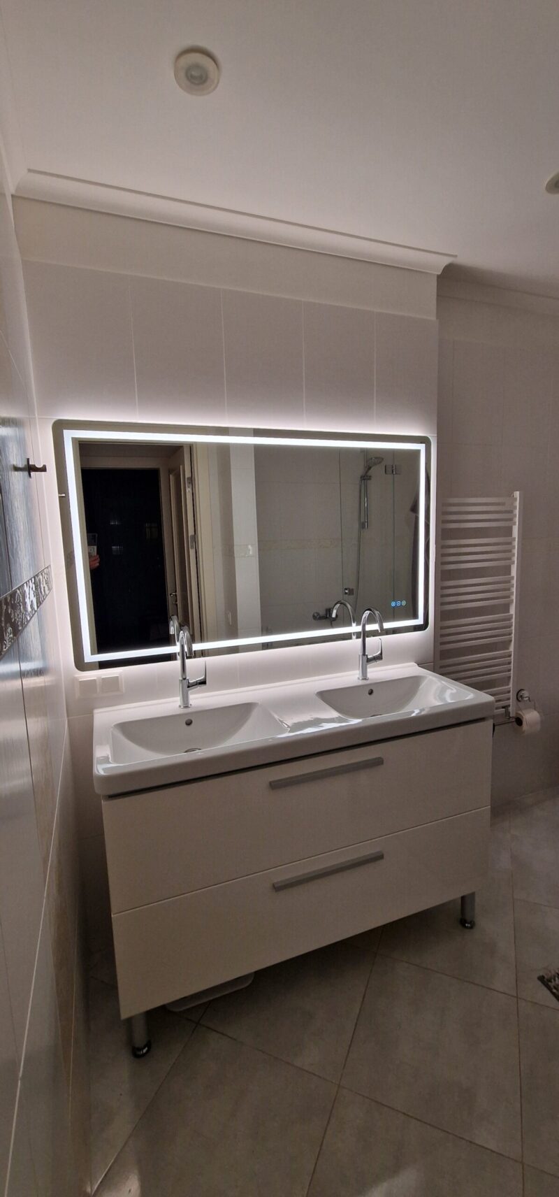 HUGO 1400×800 mm ristkülikukujuline LED-peegel esivalgustuse ja tagumise valgustusega (2 LED-riba) - Image 10